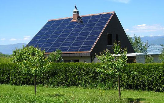 Солнечная панель на крыше загородного дома